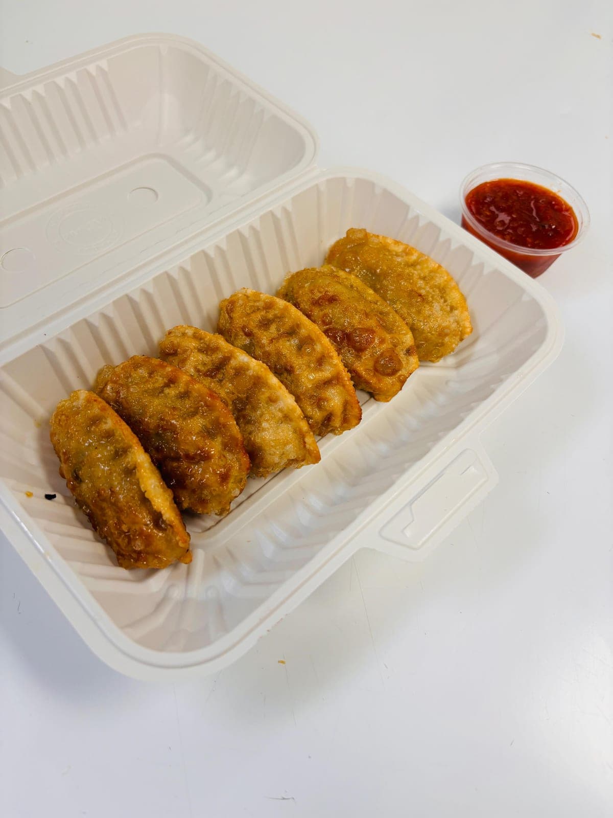 Fried momos with red chutney